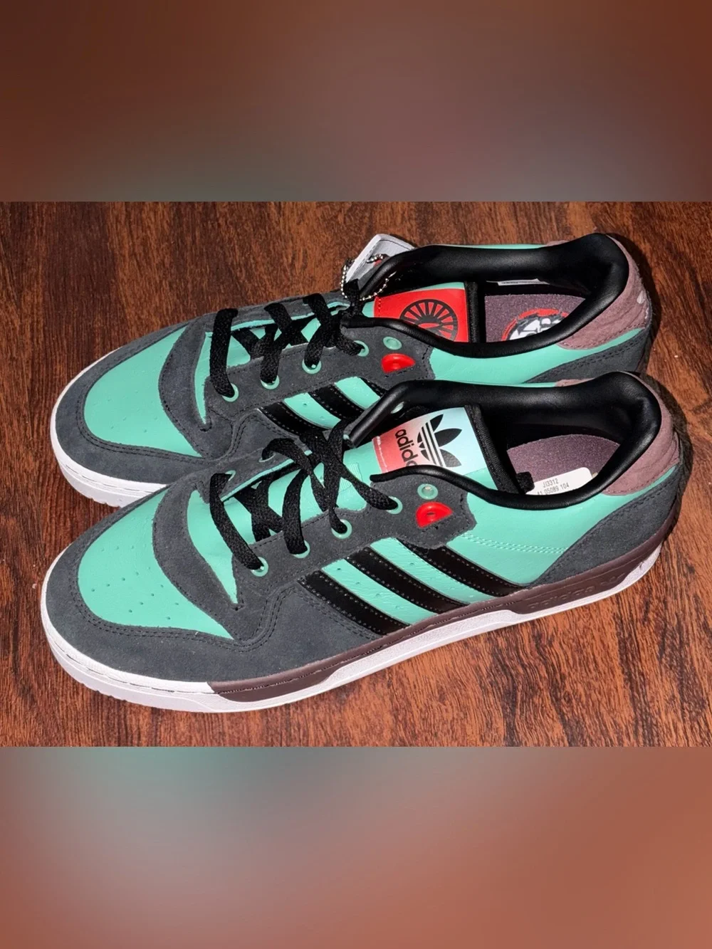 Adidas size 10 Rivalry low basketball shoes
